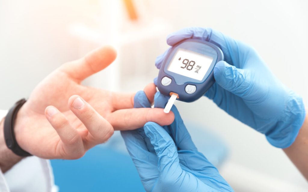Doctor,Checking,Blood,Sugar,Level,With,Glucometer.,Treatment,Of,Diabetes, controlar los picos de insulina